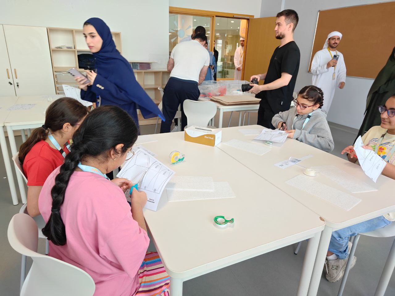 ورش التلعيب الإبداعية في صناعة الطائرات الشراعية - مدارس دبي